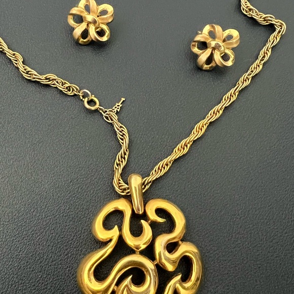 Crown Trifari abstract necklace and earrings - Picture 2 of 6